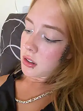 Snapshot of Ayla_wiens chatting on 03-19-26, 05:39 Ayla wiens online show from 03-19-26, 05:39