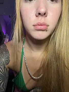 Snapshot of Ayla_wiens chatting on 03-27-26, 10:09 Ayla wiens online show from 03-27-26, 10:09