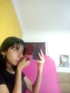 Snapshot of xoxo_milk chatting on 10-12-25, 06:40 xoxo milk online show from 10-12-25, 06:40