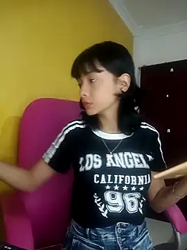 Snapshot of xoxo_milk chatting on 10-16-25, 05:03 xoxo milk online show from 10-16-25, 05:03