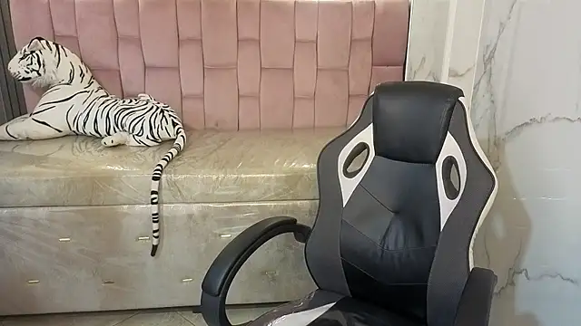 Snapshot of Soffia_b chatting on 10-15-25, 03:06 Soffia b online show from 10-15-25, 03:06