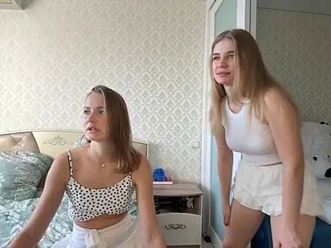 Snapshot of twoflowersshy chatting on 10-04-25, 06:11 twoflowersshy online show from 10-04-25, 06:11