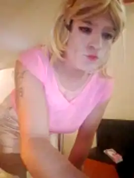 Snapshot of transreyna chatting on 11-12-25, 11:25 transreyna online show from 11-12-25, 11:25