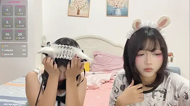 Snapshot of DD-NN chatting on 10-10-25, 12:04 DD-NN online show from 10-10-25, 12:04