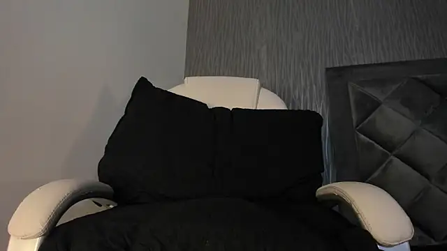 dylan cross  online show from 10-20-25, 11:32