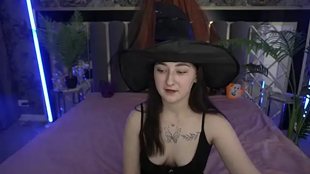 Snapshot of SashaDuvalle chatting on 10-30-25, 06:48 SashaDuvalle online show from 10-30-25, 06:48