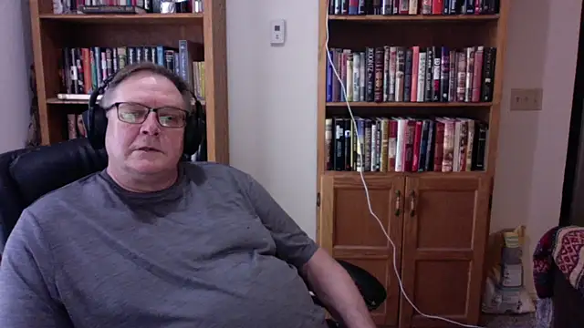 Snapshot of Vinyl22@xh chatting on 06-16-26, 12:02 Vinyl22xh online show from 06-16-26, 12:02