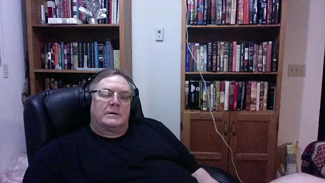 Snapshot of Vinyl22@xh chatting on 06-19-26, 03:55 Vinyl22xh online show from 06-19-26, 03:55