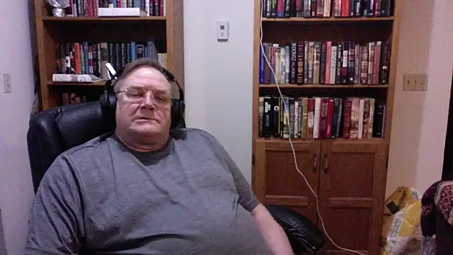 Snapshot of Vinyl22@xh chatting on 06-27-26, 02:05 Vinyl22xh online show from 06-27-26, 02:05