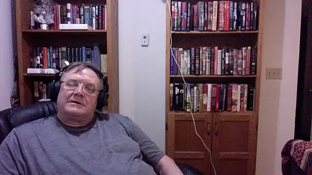 Snapshot of Vinyl22@xh chatting on 06-29-26, 03:46 Vinyl22xh online show from 06-29-26, 03:46