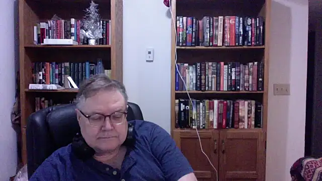 Snapshot of Vinyl22@xh chatting on 06-30-26, 02:01 Vinyl22xh online show from 06-30-26, 02:01