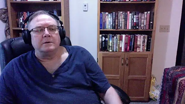 Snapshot of Vinyl22@xh chatting on 07-16-26, 01:00 Vinyl22xh online show from 07-16-26, 01:00