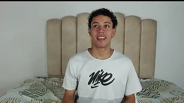 Snapshot of aroncooper1 chatting on 10-29-25, 05:10 aroncooper1 online show from 10-29-25, 05:10