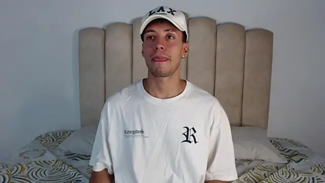 Snapshot of aroncooper1 chatting on 11-01-25, 11:07 aroncooper1 online show from 11-01-25, 11:07