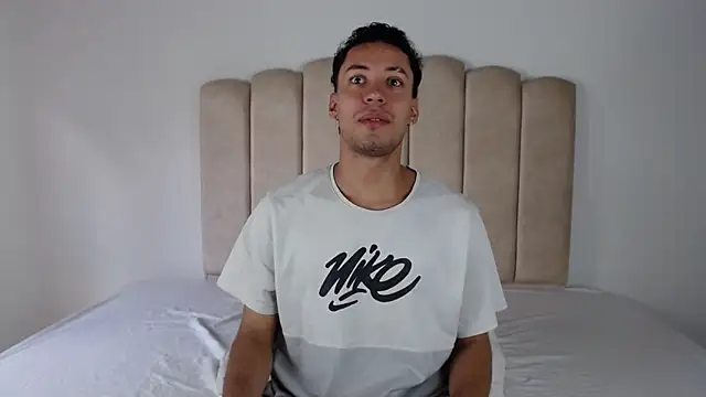 Snapshot of aroncooper1 chatting on 11-11-25, 09:04 aroncooper1 online show from 11-11-25, 09:04