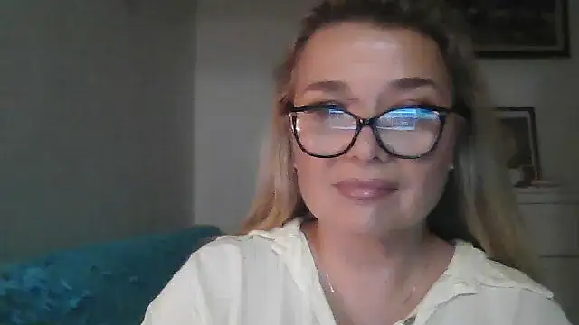 Myrienna online show from 09-29-25, 05:40