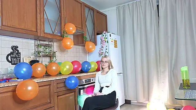 KelleDomin online show from 10-04-25, 07:34