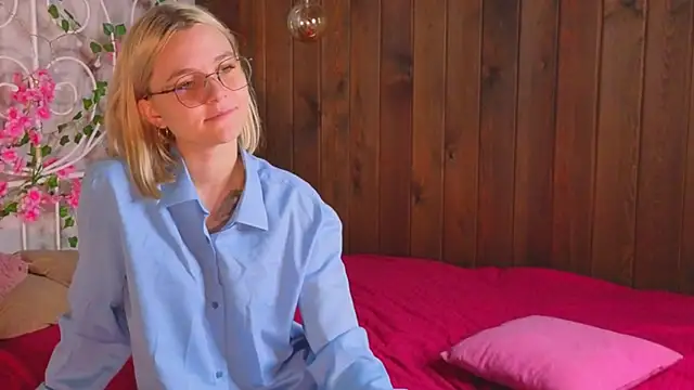 KelleDomin online show from 10-10-25, 07:07