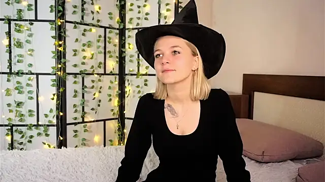 KelleDomin online show from 10-18-25, 07:25