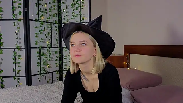 KelleDomin online show from 10-19-25, 08:53