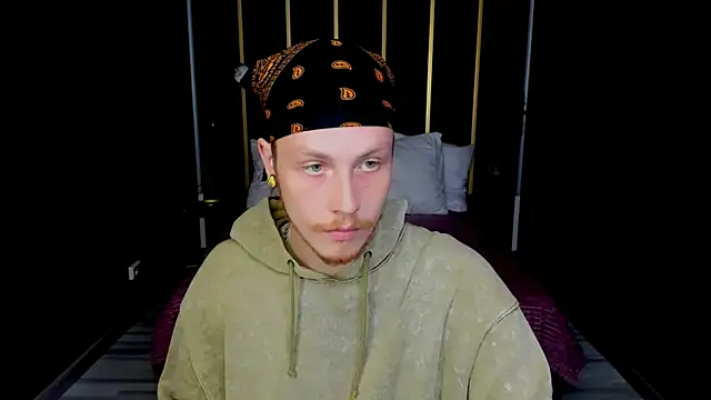 LeoMooree online show from 10-01-25, 03:51