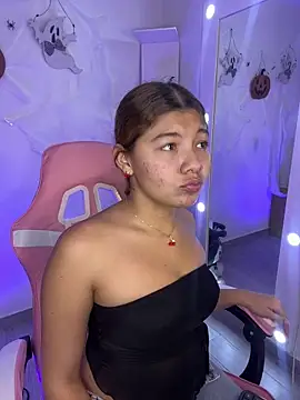 Snapshot of Gaby_002 chatting on 10-18-25, 02:14 Gaby 002 online show from 10-18-25, 02:14