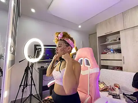 Snapshot of Gaby_002 chatting on 10-31-25, 11:33 Gaby 002 online show from 10-31-25, 11:33