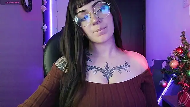 Snapshot of LesRose chatting on 11-10-25, 02:38 LesRose online show from 11-10-25, 02:38