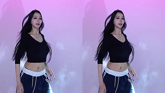 Snapshot of CM---001 chatting on 10-19-25, 03:23 CM---001 online show from 10-19-25, 03:23