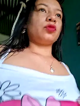 Snapshot of hot-mom22 chatting on 10-01-25, 10:43 hot-mom22 online show from 10-01-25, 10:43