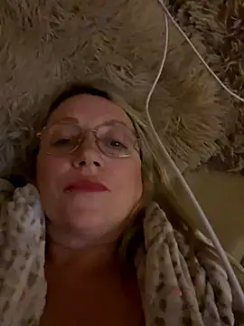 Snapshot of Littleangeleyes chatting on 10-24-25, 11:45 Littleangeleyes online show from 10-24-25, 11:45