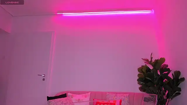 TiaBelle online show from 10-04-25, 05:22