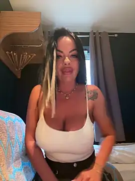 Snapshot of CarmenMB chatting on 09-28-25, 04:34 CarmenMB online show from 09-28-25, 04:34