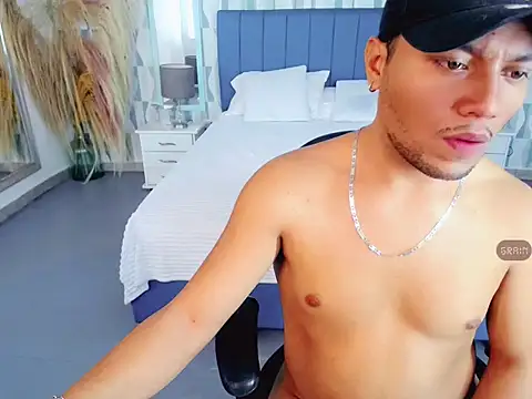 Snapshot of Max_Rivers chatting on 10-19-25, 07:20 Max Rivers online show from 10-19-25, 07:20