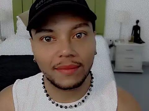 Snapshot of Max_Rivers chatting on 11-05-25, 12:05 Max Rivers online show from 11-05-25, 12:05