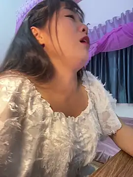 Snapshot of Lie_liee chatting on 10-05-25, 02:04 Lie liee online show from 10-05-25, 02:04