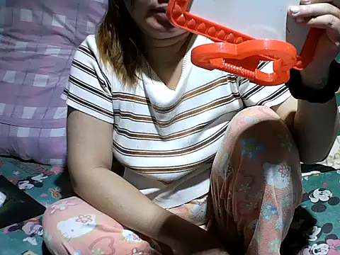 Snapshot of Ella_marie14 chatting on 10-23-25, 07:29 Ella marie14 online show from 10-23-25, 07:29