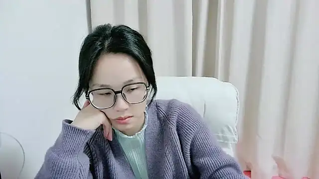 Snapshot of guai00 chatting on 11-13-25, 12:59 guai00 online show from 11-13-25, 12:59