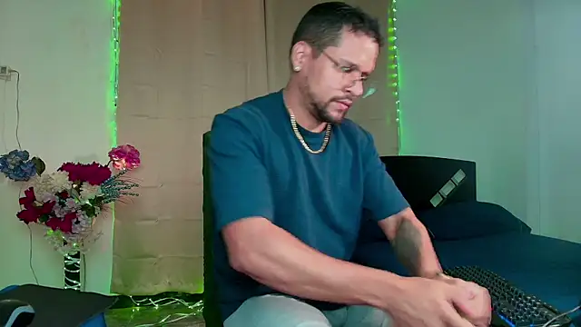 LucasGaeel online show from 10-11-25, 04:44