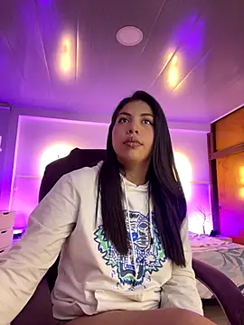 Snapshot of kloe28 chatting on 09-29-25, 03:44 kloe28 online show from 09-29-25, 03:44