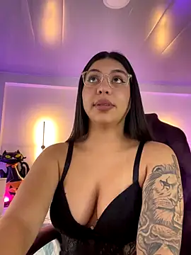 Snapshot of kloe28 chatting on 10-25-25, 11:40 kloe28 online show from 10-25-25, 11:40