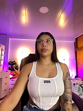 Snapshot of kloe28 chatting on 10-28-25, 03:21 kloe28 online show from 10-28-25, 03:21