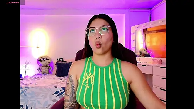 Snapshot of kloe28 chatting on 11-04-25, 04:00 kloe28 online show from 11-04-25, 04:00