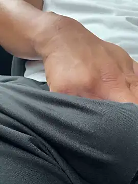 Snapshot of queen_slave1221 chatting on 10-01-25, 04:40 queen slave1221 online show from 10-01-25, 04:40