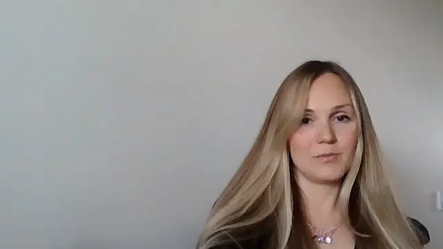 Snapshot of Kyrelinn chatting on 10-26-25, 06:41 Kyrelinn online show from 10-26-25, 06:41