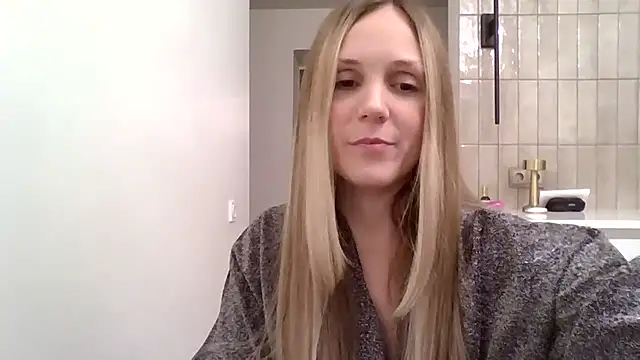 Snapshot of Kyrelinn chatting on 10-31-25, 04:41 Kyrelinn online show from 10-31-25, 04:41