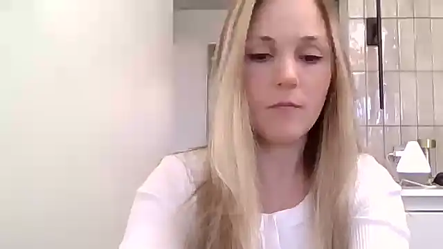 Snapshot of Kyrelinn chatting on 11-02-25, 03:53 Kyrelinn online show from 11-02-25, 03:53