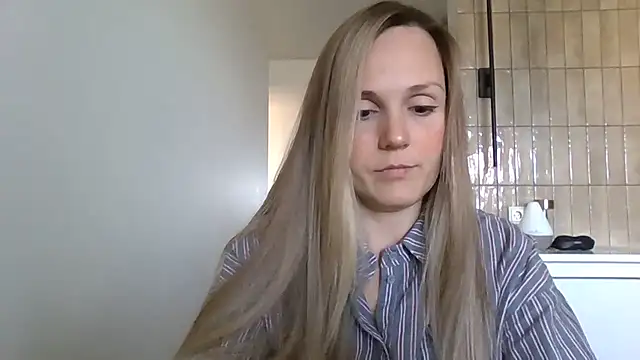 Snapshot of Kyrelinn chatting on 11-03-25, 04:47 Kyrelinn online show from 11-03-25, 04:47