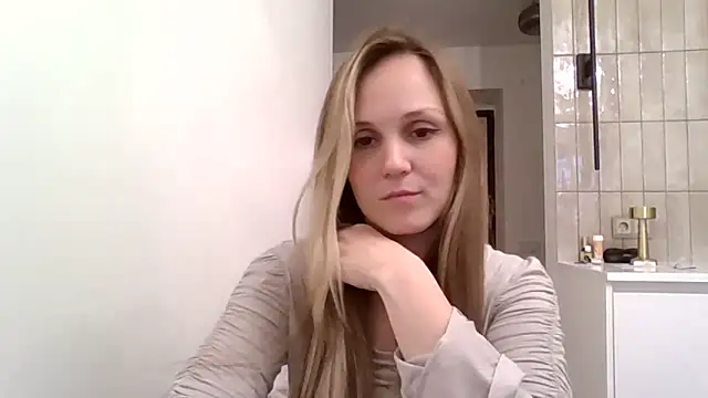 Snapshot of Kyrelinn chatting on 11-05-25, 03:06 Kyrelinn online show from 11-05-25, 03:06