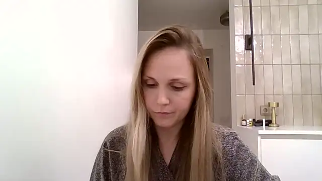 Snapshot of Kyrelinn chatting on 11-07-25, 04:40 Kyrelinn online show from 11-07-25, 04:40